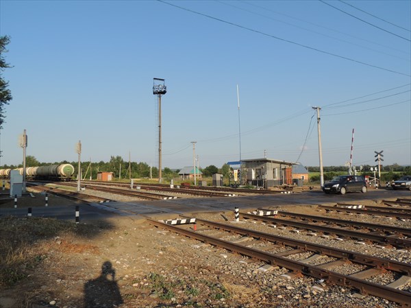 на фото: Железнодорожный переезд на станции Кварса